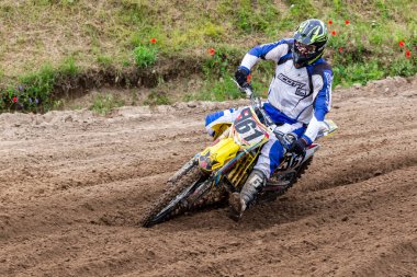 Tapiobicske Macaristan - 11 Haziran 23: MX2 MX2 açık, Motokros Şampiyonası sırasında tanımlanamayan yarışçılar.  