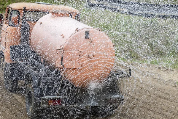 Φορτηγό Νερού Ψεκάζει Dray Χωματόδρομο — Φωτογραφία Αρχείου