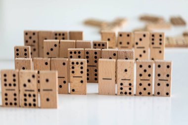 Beyaz arkaplanda klasik domino taşları, yakın plan