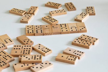 Beyaz arkaplanda klasik domino taşları, yakın plan