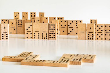 Beyaz arkaplanda klasik domino taşları, yakın plan