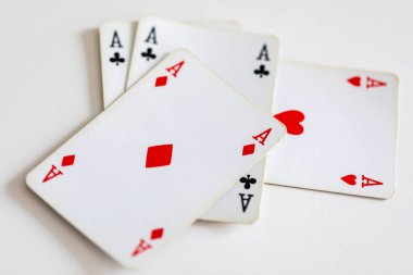 Kağıt oynayan dört as seti. Poker kazanan el..
