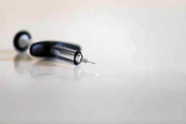 İğneli tek kullanımlık şırınga. İğneli plastik şırınga.