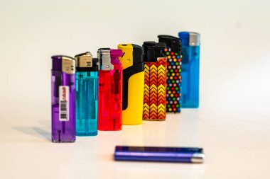 Butane çakmağı. Çizgi film plastik bütan çakmağı, ucuz ateşleme aleti sigara gazı mutfak aletini tutuşturur, alev rengi puro aksesuarları, karikatür desenli resim çizimi. Daha hafif bütan.