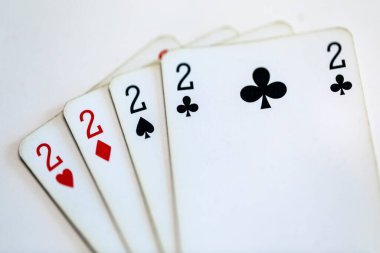 Beyazların arka planında iskambil oynayan dört çift. 2 numaralı poker kartı.
