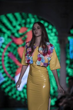 Budapeşte Macaristan Mayıs 2023: Budapeşte Moda Haftası Koleksiyon Tasarımı Bayan Ilona Szabo Donna. 