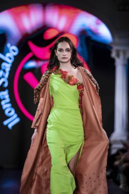 Budapeşte Macaristan Mayıs 2023: Budapeşte Moda Haftası Koleksiyon Tasarımı Bayan Ilona Szabo Donna. 