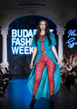 Budapeşte Macaristan Mayıs 2023: Budapeşte Moda Haftası Koleksiyon Tasarımı Bayan Ilona Szabo Donna. 