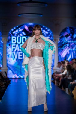 Budapeşte Macaristan Mayıs 2023: Budapeşte Moda Haftası Koleksiyon Tasarımı Bayan Ilona Szabo Donna. 