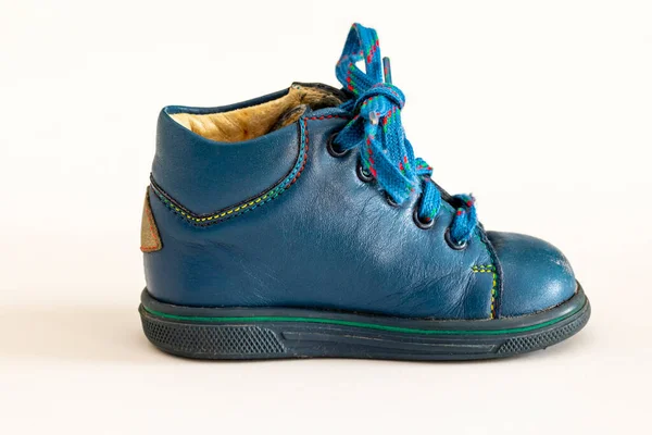Eskimiş Mavi Dantelli Çocuk Ayakkabıları Beyaz Arka Planda Gölge Yansıması — Stok fotoğraf