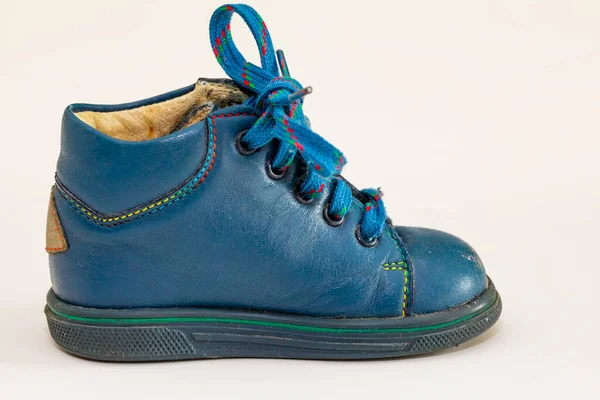 Eskimiş Mavi Dantelli Çocuk Ayakkabıları Beyaz Arka Planda Gölge Yansıması — Stok fotoğraf