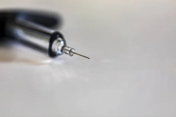 注射針で医療使い捨て注射器 注射針付きプラスチック注射器 — ストック写真
