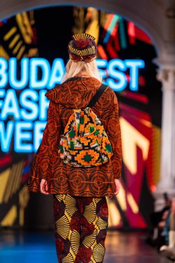 Budapeşte Macaristan Mayıs 2023: Budapeşte Moda Haftası Koleksiyon Tasarımcısı: Urban Africa.