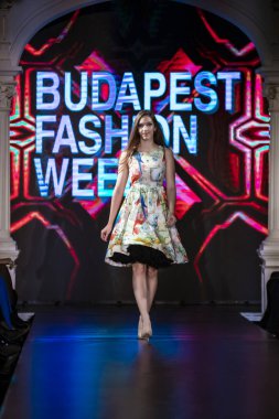 Budapeşte Macaristan Mayıs 2023: Budapeşte Moda Haftası koleksiyon tasarımcısı Elli B. 