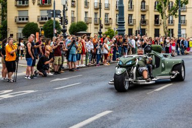 Budapeşte, Macaristan Jun. 22-25 2023: Harley Davidson 120 yıl dönümü motosiklet ve trikes fuarı Budapeşte 'de, sahiplerinin Budapeşte sokaklarında sürüşü. 