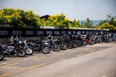 Budapeşte, Macaristan Jun. 22-25 2023: Harley Davidson 120 yıl dönümü motosiklet ve trikes gösterisi Budapeşte 'de, sahipleri bisikletlerini gösteride parkettiler. 