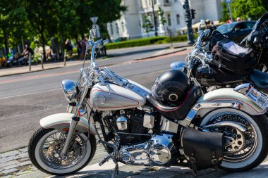 Budapeşte, Macaristan Jun. 22-25 2023: Harley Davidson Budapeşte 'de 120 yıldönümü motosiklet gösterisi, sahipleri Budapeşte sokaklarında araba kullanıyor.. 