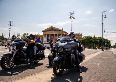 Budapeşte, Macaristan Jun. 22-25 2023: Harley Davidson 120 yıl dönümü motosiklet ve trikes fuarı Budapeşte 'de, sahiplerinin Budapeşte sokaklarında sürüşü. 