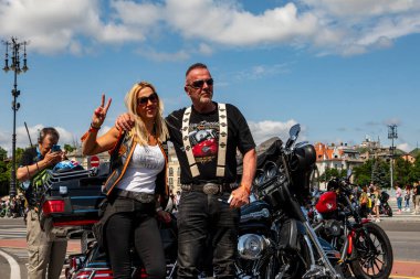 Budapeşte, Macaristan Jun. 22-25 2023: Harley Davidson Budapeşte 'de 120 yıldönümü motosiklet gösterisi, sahipleri Budapeşte sokaklarında araba kullanıyor.. 