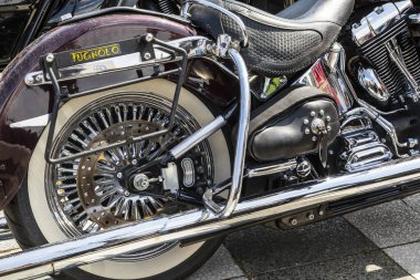 Budapeşte, Macaristan Jun. 22-25 2023: Harley Davidson Budapeşte 'de 120 yıldönümü motosiklet gösterisi, sahipleri Budapeşte sokaklarında araba kullanıyor.. 