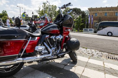 Budapeşte, Macaristan Jun. 22-25 2023: Harley Davidson Budapeşte 'de 120 yıldönümü motosiklet gösterisi, sahipleri Budapeşte sokaklarında araba kullanıyor.. 