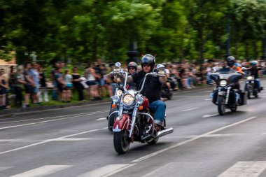 Budapeşte, Macaristan Jun. 22-25 2023: Harley Davidson 120 yıl dönümü motosiklet ve trikes fuarı Budapeşte 'de, sahiplerinin Budapeşte sokaklarında sürüşü. 