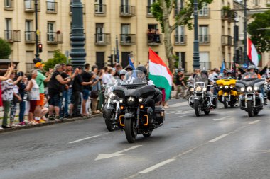 Budapeşte, Macaristan Jun. 22-25 2023: Harley Davidson 120 yıl dönümü motosiklet ve trikes fuarı Budapeşte 'de, sahiplerinin Budapeşte sokaklarında sürüşü. 
