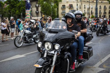 Budapeşte, Macaristan Jun. 22-25 2023: Harley Davidson 120 yıl dönümü motosiklet ve trikes fuarı Budapeşte 'de, sahiplerinin Budapeşte sokaklarında sürüşü. 