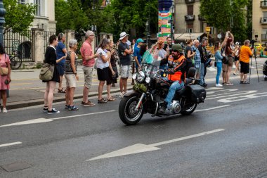 Budapeşte, Macaristan Jun. 22-25 2023: Harley Davidson 120 yıl dönümü motosiklet ve trikes fuarı Budapeşte 'de, sahiplerinin Budapeşte sokaklarında sürüşü. 