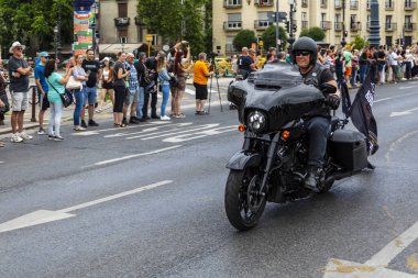 Budapeşte, Macaristan Jun. 22-25 2023: Harley Davidson 120 yıl dönümü motosiklet ve trikes fuarı Budapeşte 'de, sahiplerinin Budapeşte sokaklarında sürüşü. 