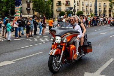 Budapeşte, Macaristan Jun. 22-25 2023: Harley Davidson 120 yıl dönümü motosiklet ve trikes fuarı Budapeşte 'de, sahiplerinin Budapeşte sokaklarında sürüşü. 