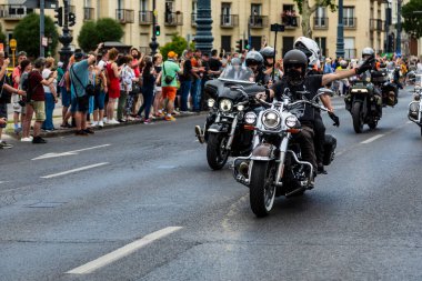 Budapeşte, Macaristan Jun. 22-25 2023: Harley Davidson 120 yıl dönümü motosiklet ve trikes fuarı Budapeşte 'de, sahiplerinin Budapeşte sokaklarında sürüşü. 