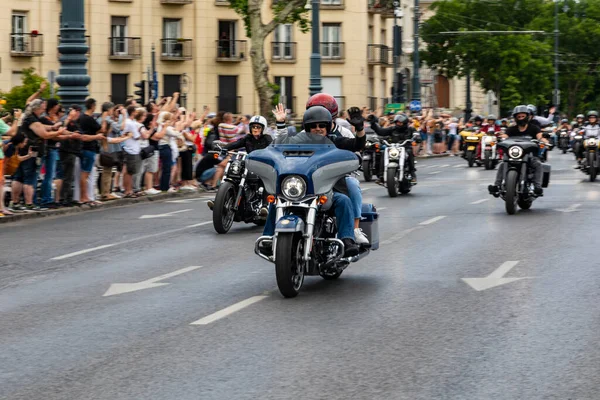 ハンガリー ブダペスト6月 2023年 ハーレーダビッドソン120周年記念バイクとトライクショー ブダペストのダウンタウンの通りを運転する所有者 — ストック写真