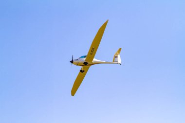 Borgond Macaristan 12 Eylül 2022: Borgondi Airshow An Altus hafif uçakları akrobik performans sergiliyor. Boş halka açık etkinlik.