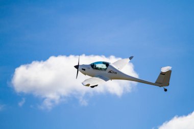 Borgond Macaristan 12 Eylül 2022: Borgondi Airshow An Altus hafif uçakları akrobik performans sergiliyor. Boş halka açık etkinlik.