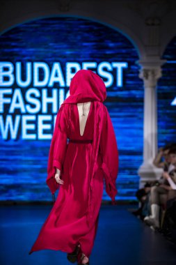 Budapeşte Macaristan, 22 Kasım: Budapeşte Moda Haftası modeli podyumdaki 