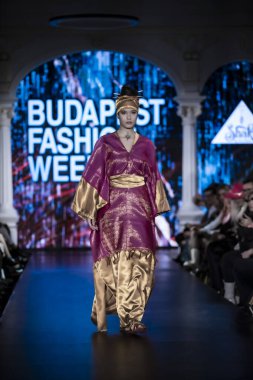 Budapeşte Macaristan, 22 Kasım: Budapeşte Moda Haftası modeli podyumdaki 