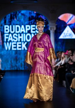 Budapeşte Macaristan, 22 Kasım: Budapeşte Moda Haftası modeli podyumdaki 