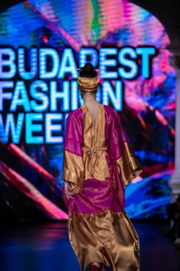 Budapeşte Macaristan, 22 Kasım: Budapeşte Moda Haftası modeli podyumdaki 
