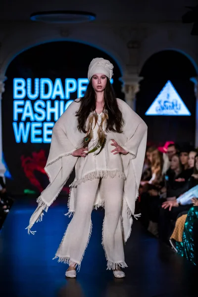 Budapeşte Macaristan, 22 Kasım: Budapeşte Moda Haftası modeli podyumdaki 