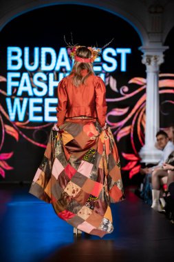 Budapeşte Macaristan, 22 Kasım: Budapeşte Moda Haftası modeli podyumdaki 