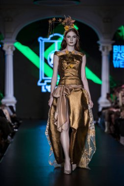 Budapeşte Macaristan, 22 Kasım: Budapeşte Moda Haftası modeli podyumdaki 