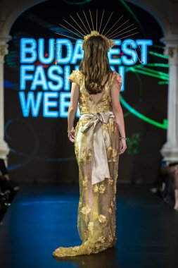 Budapeşte Macaristan, 22 Kasım: Budapeşte Moda Haftası modeli podyumdaki 