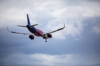 Budapeşte Macaristan 30 Temmuz 2023: Wizzair Havayolu Airbus 320 Budapeşte Uluslararası Havaalanına inmiştir..