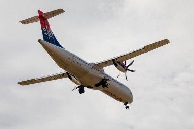 Budapeşte Macaristan 30 Temmuz 2023: Avusturya Bölgesel Havayolu çok yoğun bir Budapeşte Uluslararası havaalanına indi.