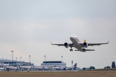 Macaristan Budapeşte 30 Temmuz 2023: Pegasus Havayolları Yolcu Jetleri Boeing 737 Budapeşte uluslararası havaalanına inmek üzeredir.