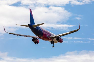 Budapeşte Macaristan 30 Temmuz 2023: Wizz Air Airlines Airbus 320 Budapeşte Uluslararası havaalanına yeni indi.