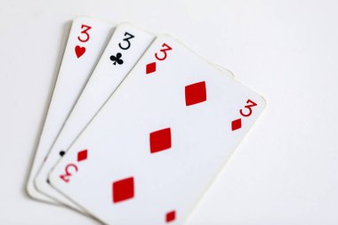 Masaya yayılmış onlu oyun kartları..