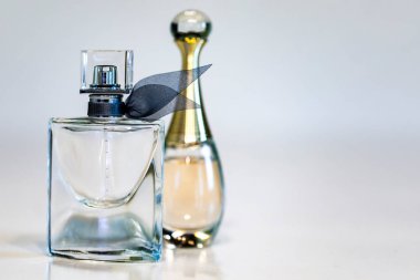 Beyaz arka planda zarif bir kadın parfümü kavanozu. Beyaz arka planda izole edilmiş parfüm şişesi. Kadınlar için parfüm şişesi parfümü