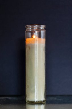 Yansıması olan cam mum.